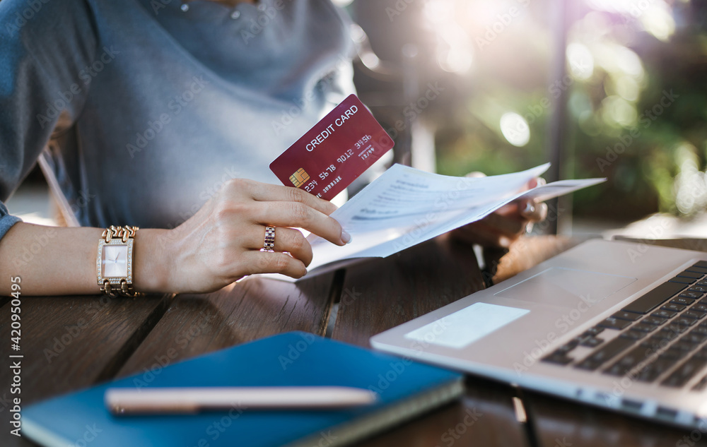 Φωτογραφία Close-up of hand asian businesswoman holding credit card and checking bank state
