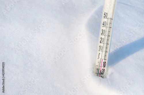 the thermometer in the snow shows zero degrees
