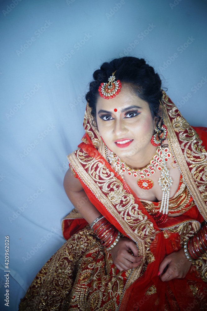 Indian wedding ceremony bride makeup hair red sari traditional | Photo 11635