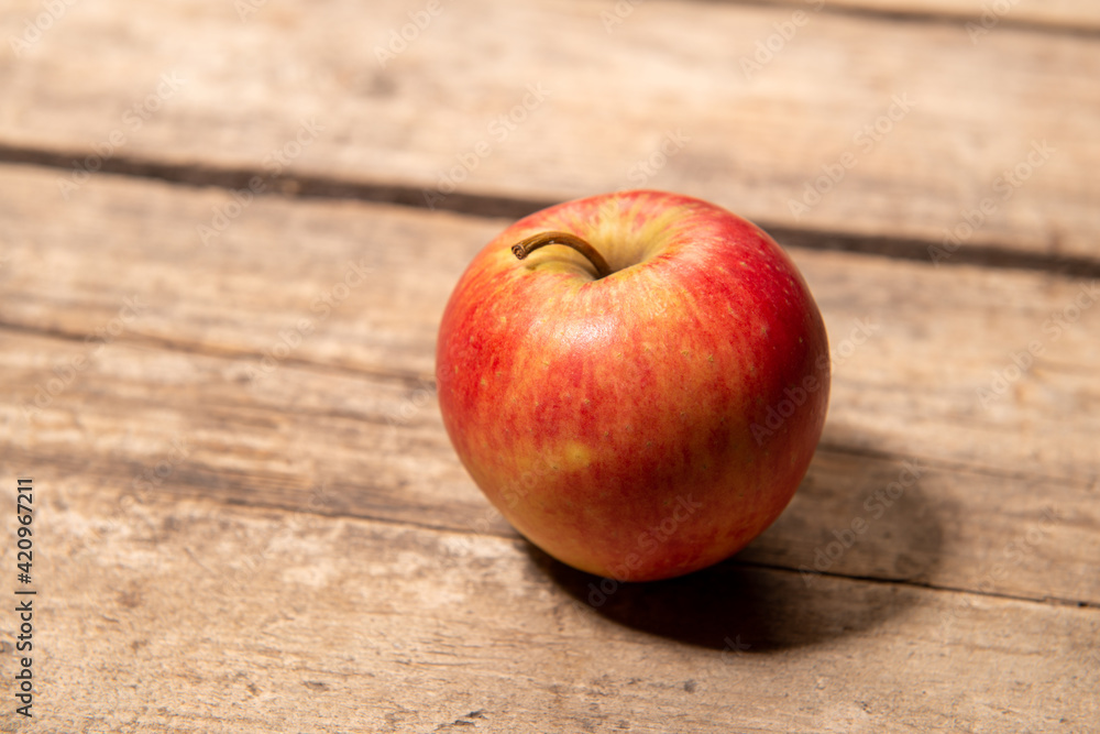 ROTER APFEL AUF EINEM HOLZBRETT ROTER APFEL AUF EINEM HOLZBRETT