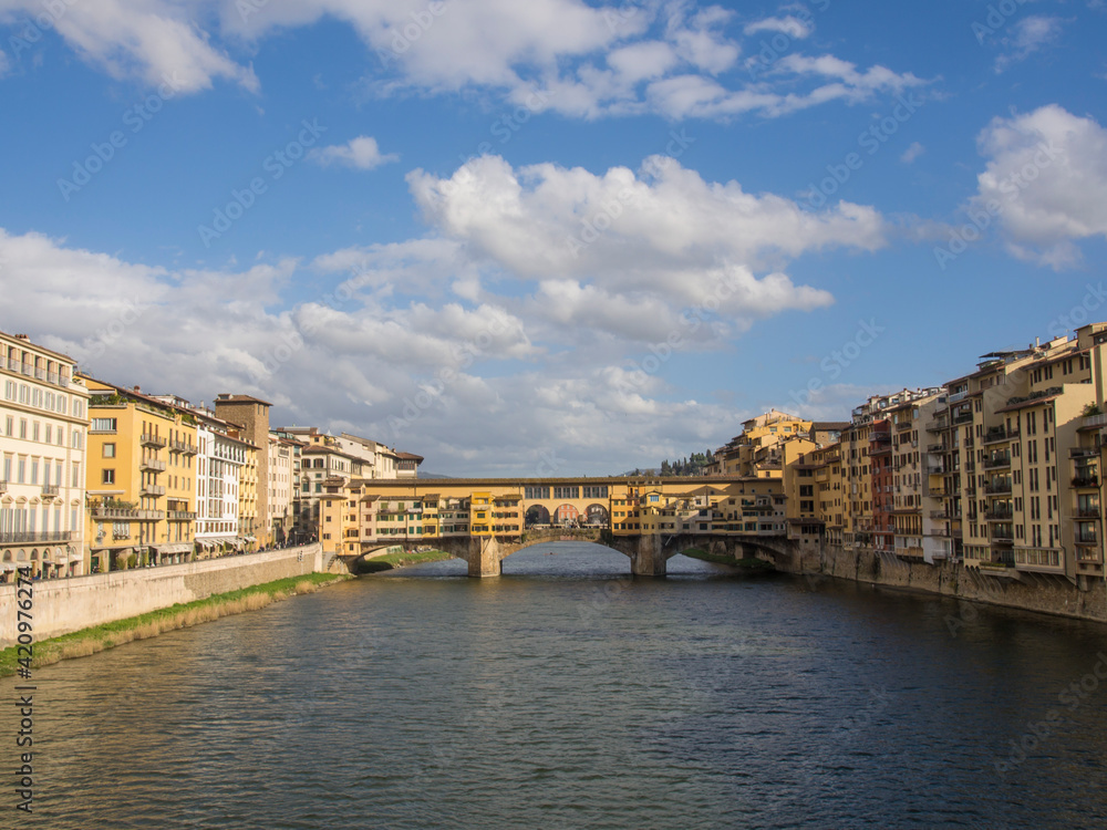 Italia, Toscana, Firenze, fiume Arno e Ponte Vecchio.