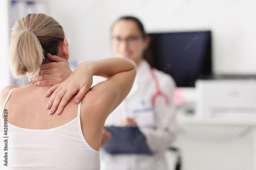 Obraz premium Patient with back pain problems at doctor appointment