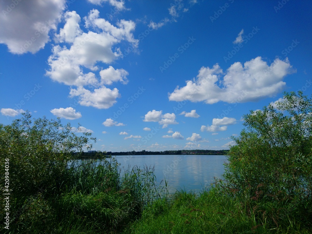 Obraz premium clouds over the lake