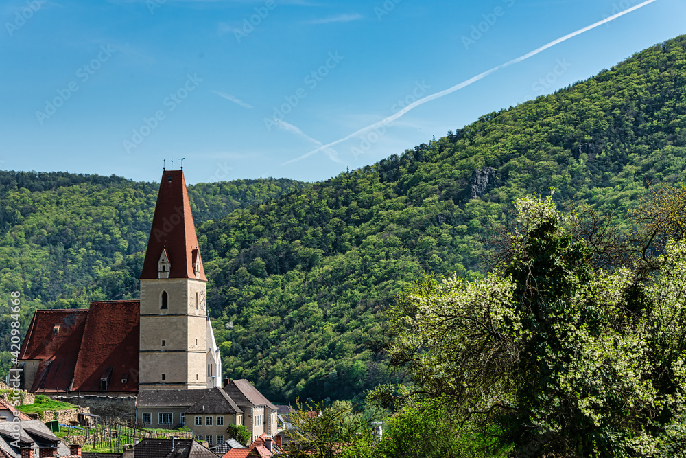 Fototapeta premium Parish church of Weissenkirchen at the Danube, Wachau Austria