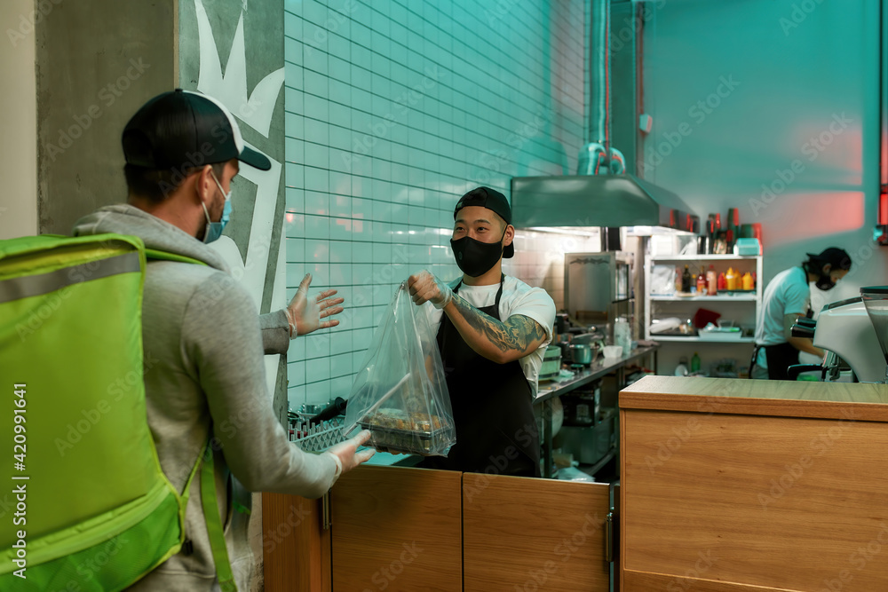Obraz premium Chef bringing food to the delivery man