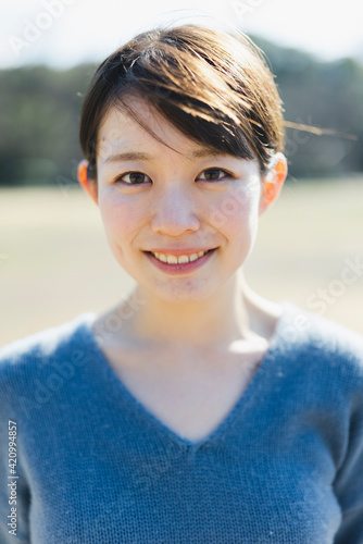 春の公園にいる爽やかな女性