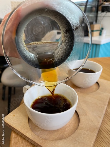 Bild auf Leinwand alternative coffee in kemex is poured into a cup