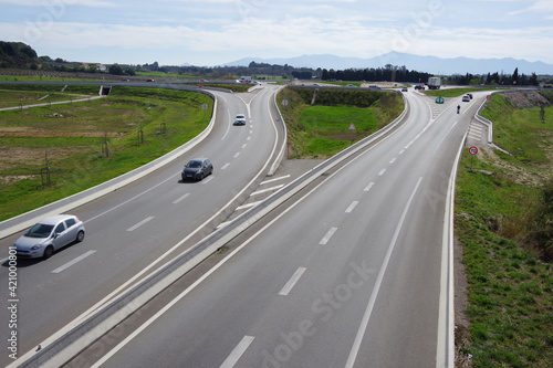 Route et échangeurs d'autoroutes avec voiture © Ourson+