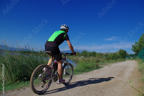 Vélo cycliste sur une piste cyclable voie verte en pédalant sur une bicyclette