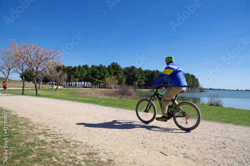 Vélo cycliste sur une piste cyclable voie verte en pédalant sur une bicyclette