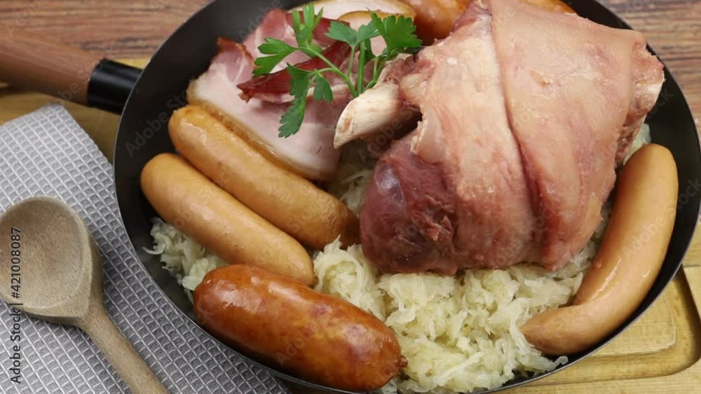 choucroute avec jarret de porc sur une table Stock Video | Adobe Stock