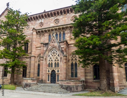 Arquitectura neogótica en la localidad española de Comillas