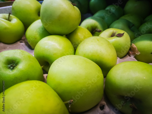 ripe green apples in a box for sale in a supermarket © Ильсур Нигматзянов