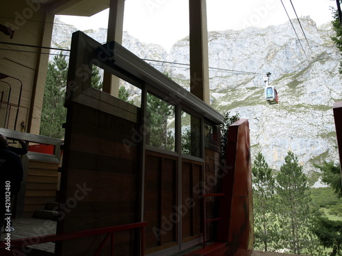 Teleférico saliendo de la estación de abajo en una zona de alta montaña del norte de España 