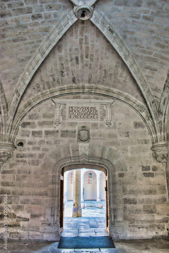 Puerta medieval acceso al patio interior del palacio Santa Cruz en Valladolid
