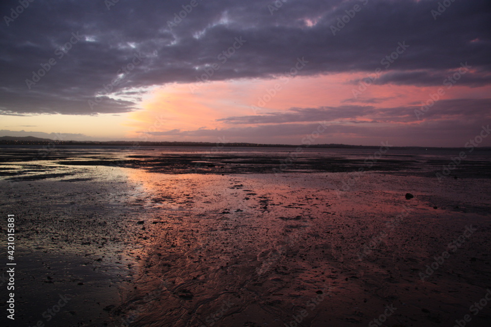 Obraz premium Pink and orange clouds in the evening sky, natural background