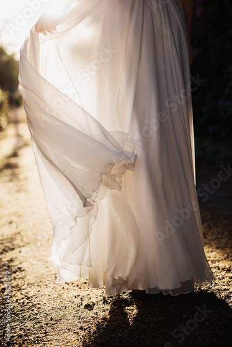 Brautkleid Detail eines fließenden leichten Chiffonkleids in Bewegung mit Gegenlicht