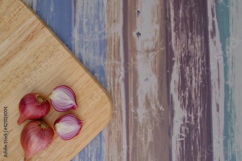 Fresh shallots from the farm are placed in the kitchen.