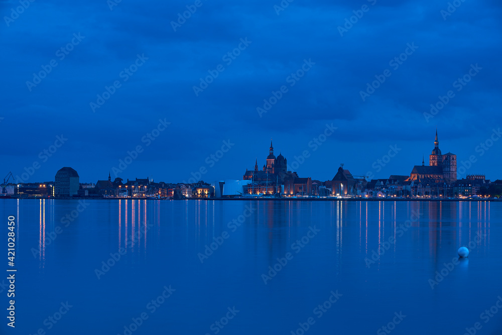 Naklejka premium Stralsund in der blauen Stunde