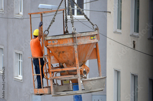 Bauarbeiter auf einer Baustelle in Österreich, Europa - Construction workers on a construction site in Austria, Europe photo