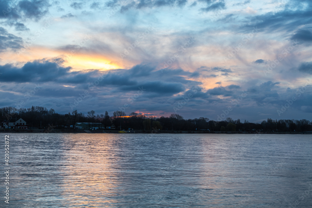 Der Rhein bei Mainz im Sonnenaufgang