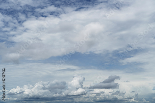 Fototapeta Naklejka Na Ścianę i Meble -  white fluffy clouds on blue sky in summer on sunny day