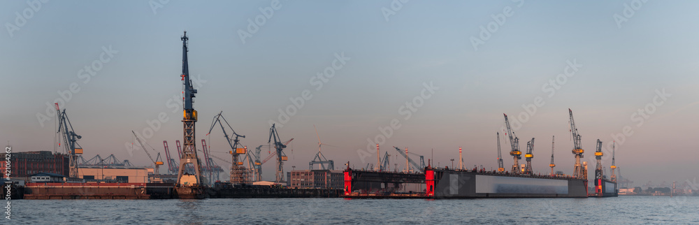Hamburger Hafen an einem dunstigen Morgen