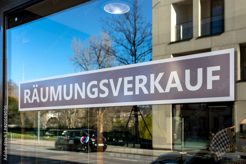Shop window with notice of clearance sale / Räumungsverkauf