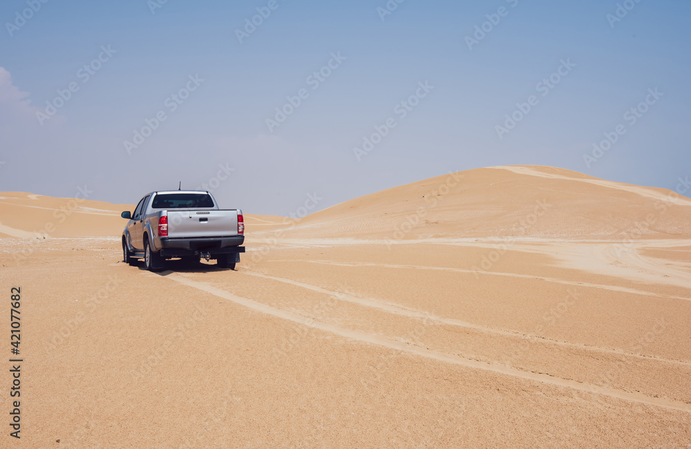 Obraz premium Car driving in desert during trip