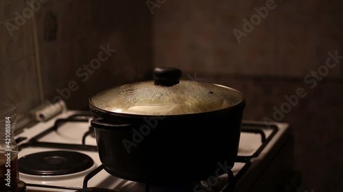 we prepare vegetable dishes from cabbage, potatoes and other ingredients, the chef will mix the products in a saucepan