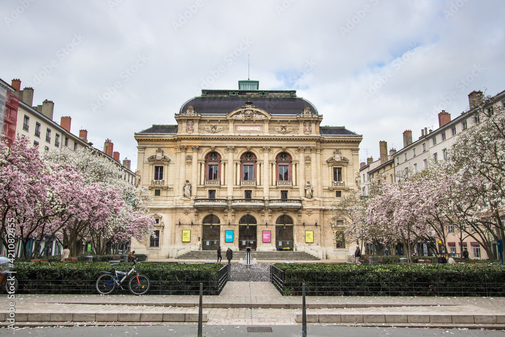 Le théâtre des Célestins avec sa place fleurie de magnolias au printemps. Ce théâtre à l'italienne est un monument célèbre de Lyon.
