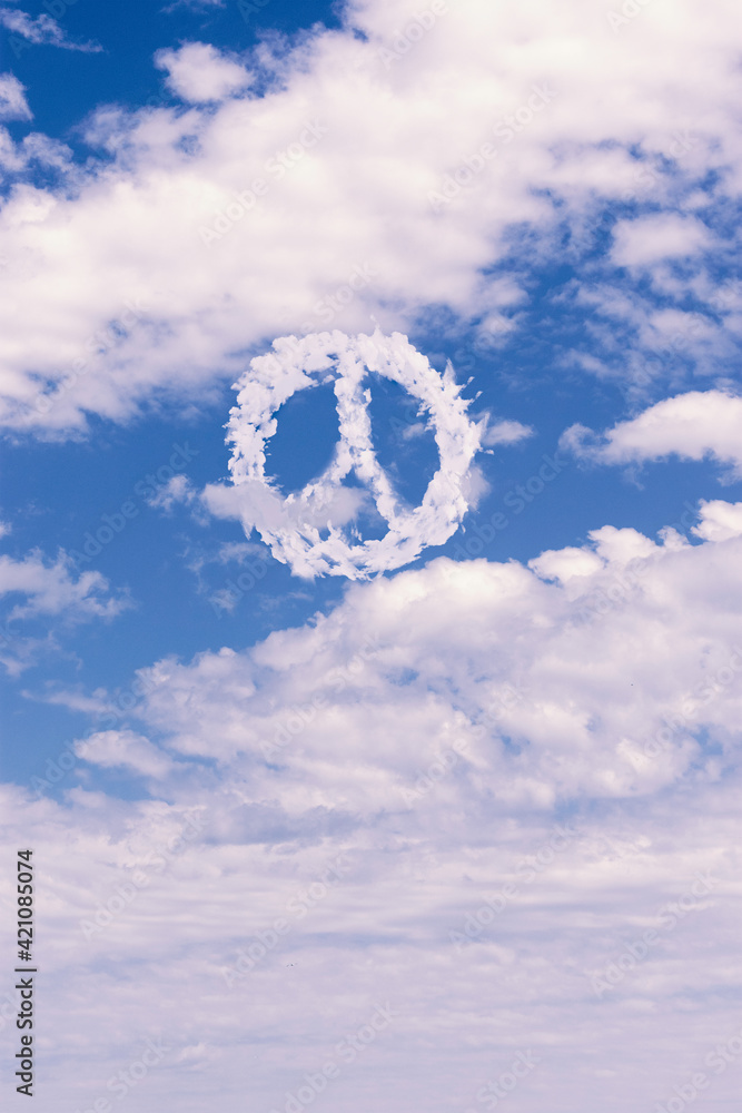 Obraz premium Peace symbol made of clouds over cloudy sky 