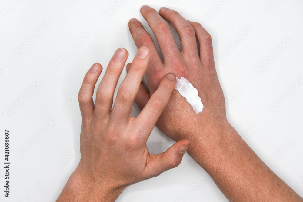 crema mani spalmarsi la crema 