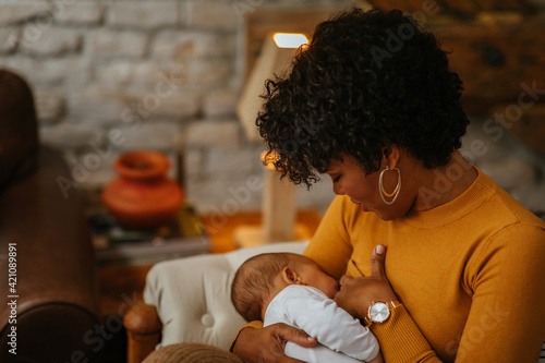 Fotografía Mom breastfeeds newborn baby at home
