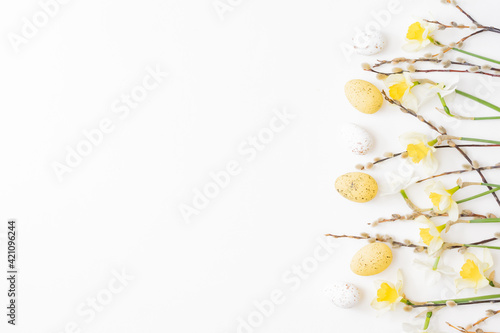 Canvas Print Flat lay easter composition with daffodils and eggs on white background
