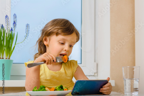 Canvastavla The child dictates his own rules and eats broccoli only with cartoons
