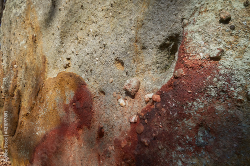 Stein im Wald; Gesteine, Textur; Grau und rot