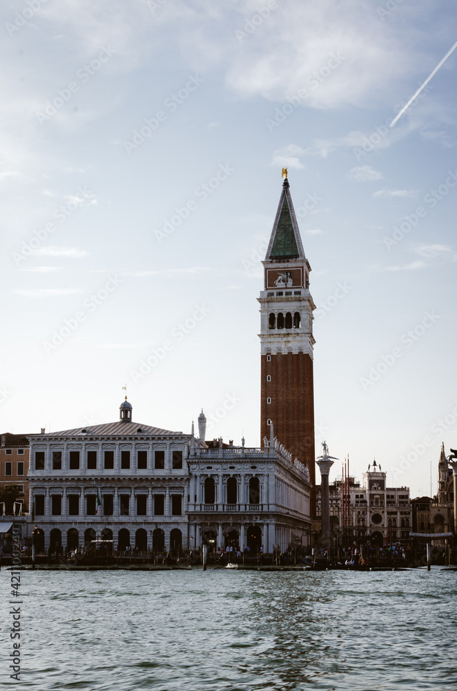 Der Campanile am Markusplatz in Venedig vom Wasser aus gesehen