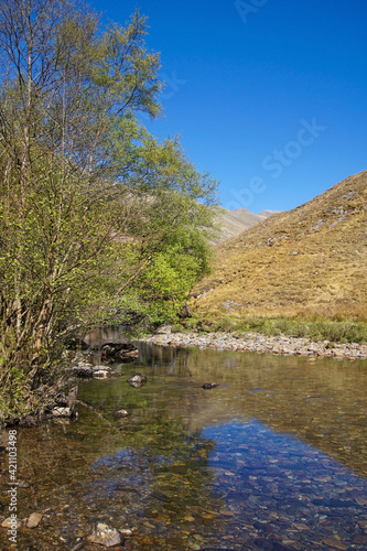 Fototapeta Naklejka Na Ścianę i Meble -  The river Shiel in Glen Shiel in the Scottish highlands