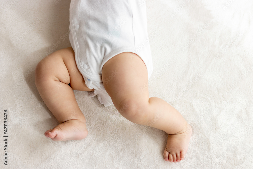 走るポーズをしている赤ちゃんの足(0歳、生後8か月、日本人、女の子) 走るポーズをしている赤ちゃんの足(0歳、生後8か月、日本人、女の子)