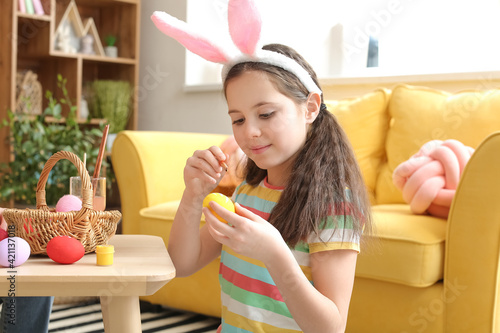 Young girl in bunny ears de...