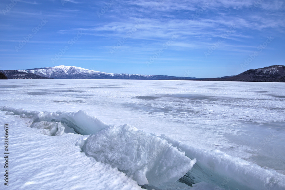 Obraz premium 氷に覆われた晩冬の屈斜路湖。