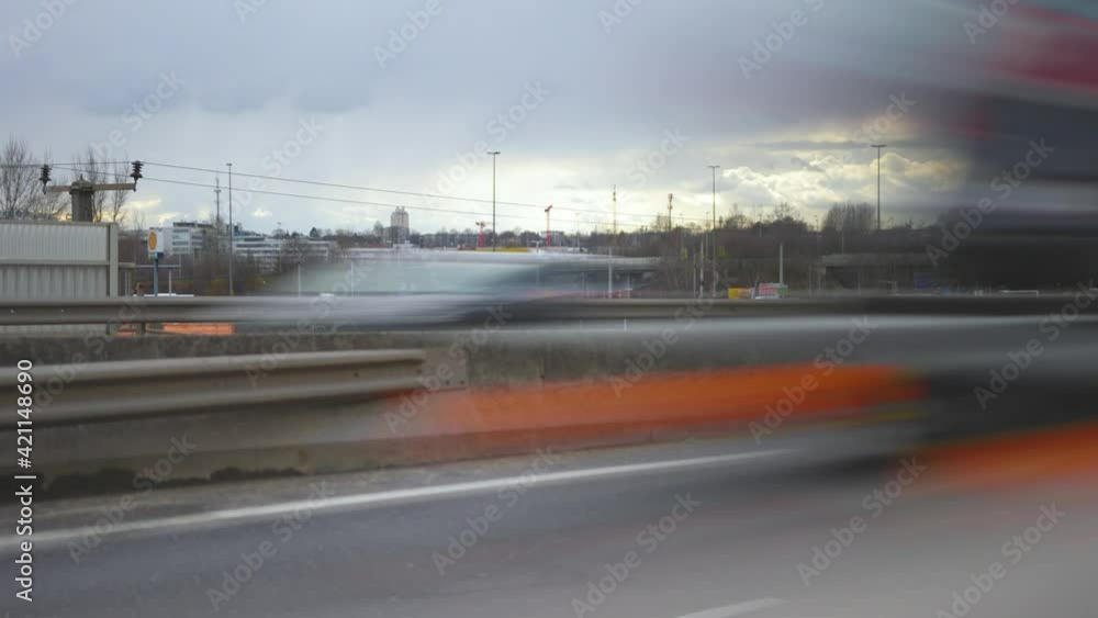 LKWs, Transportwagen und Autos im Straßenverkehr der Stadt. 4k 120 FPS 10 Bit 4:2:2