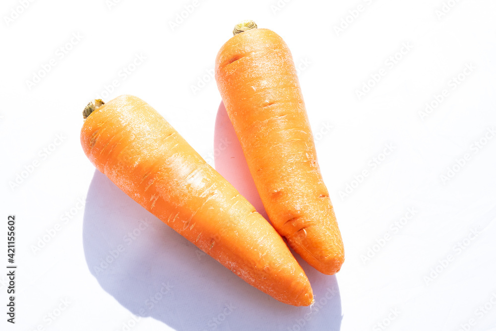 ２本のニンジン　背景白　ニンジン
