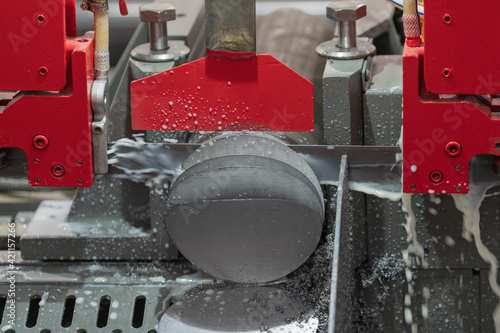 Valokuva Metal band sawing machine in a factory
