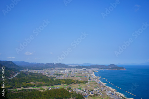 東かがわ市街並みと瀬戸内海(香川県)