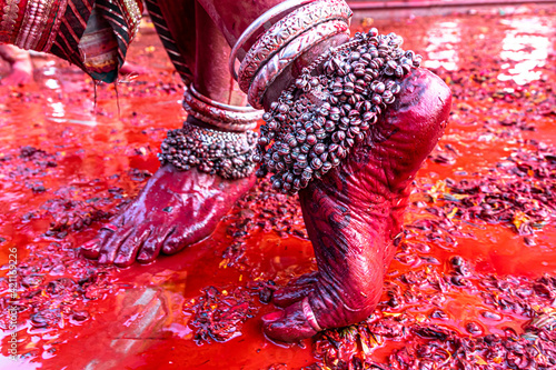 Billede på lærred bare feet of a transgender during holi festival in india.