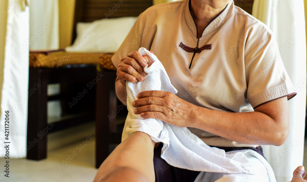 Obraz premium Massage with woman in old Thai traditional