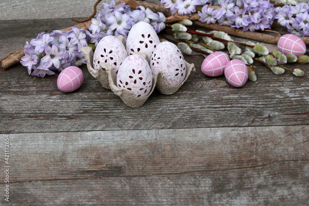 Obraz premium Osterhintergrund - Ostereier mit Hyazinthen und Weidenkätzchen
