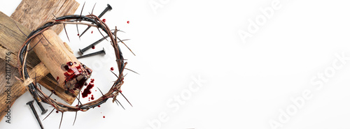 Φωτογραφία Crown of thorns and bloody nails isolated on white